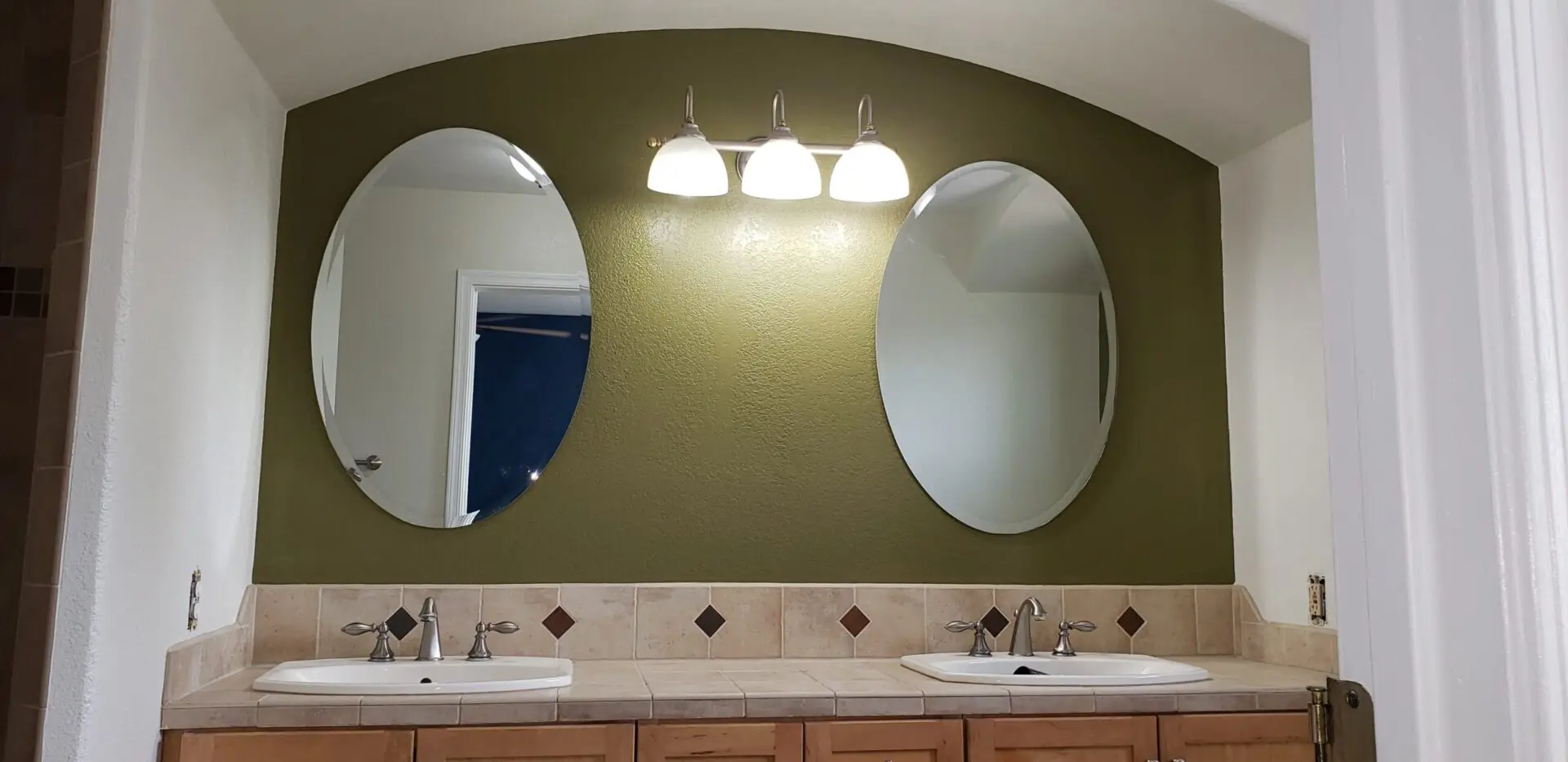 A bathroom with two sinks and mirrors in it